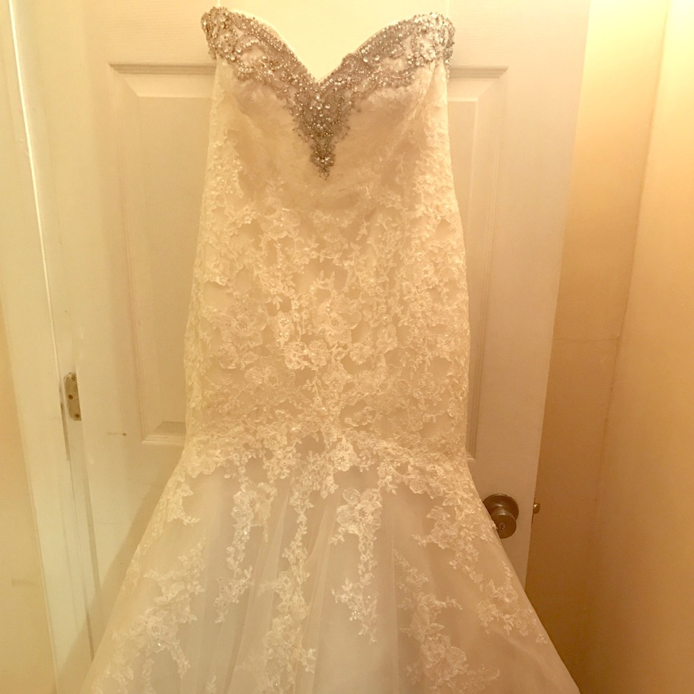 Pre Owned Allure Romance Wedding Dress